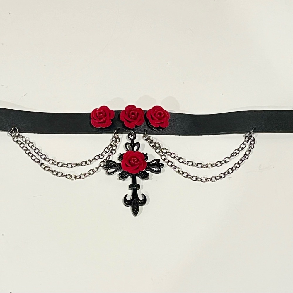 Elegant Black Choker with Red Roses and Silver Chains